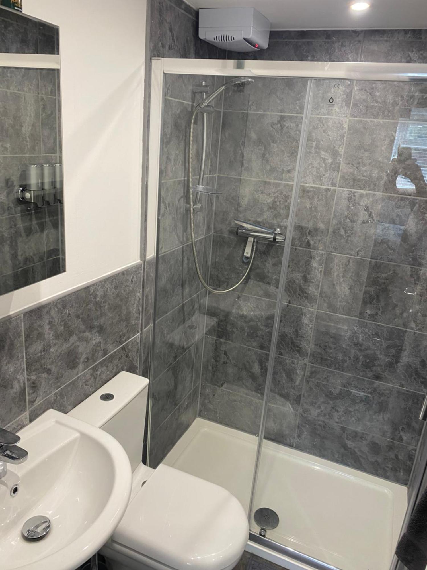 Modern 1 Bed Apartment With Car Parking Bitton Extérieur photo