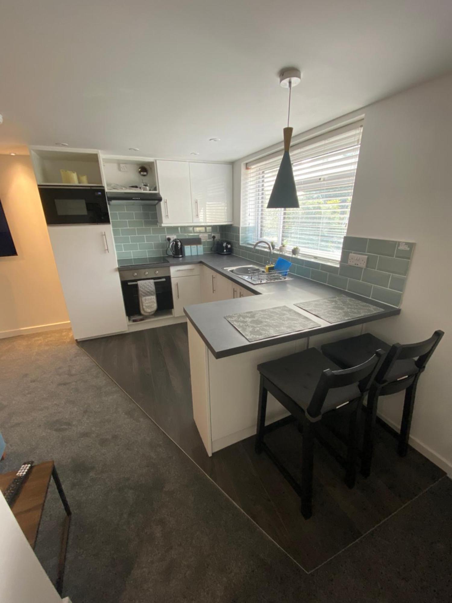 Modern 1 Bed Apartment With Car Parking Bitton Extérieur photo