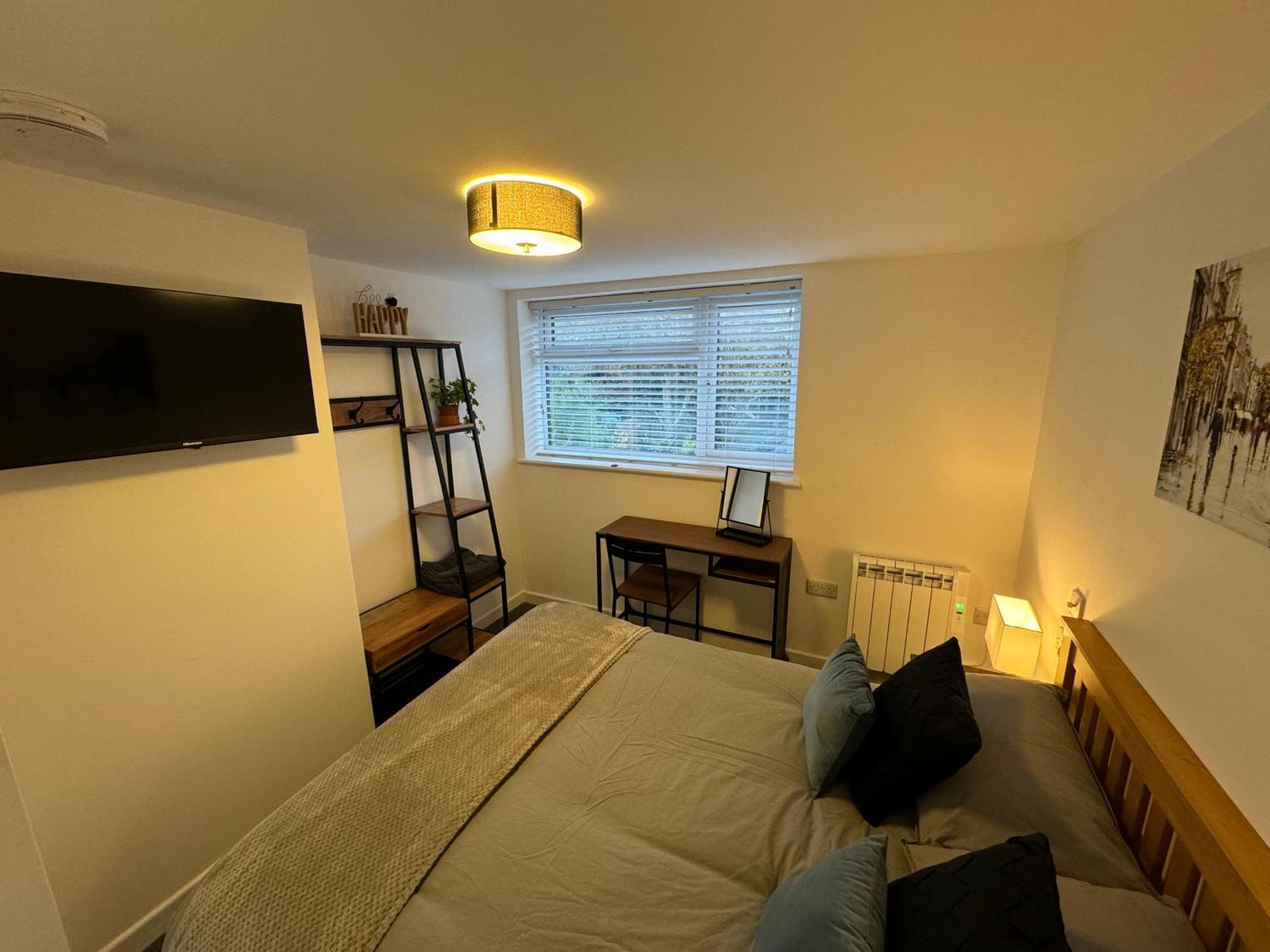 Modern 1 Bed Apartment With Car Parking Bitton Extérieur photo