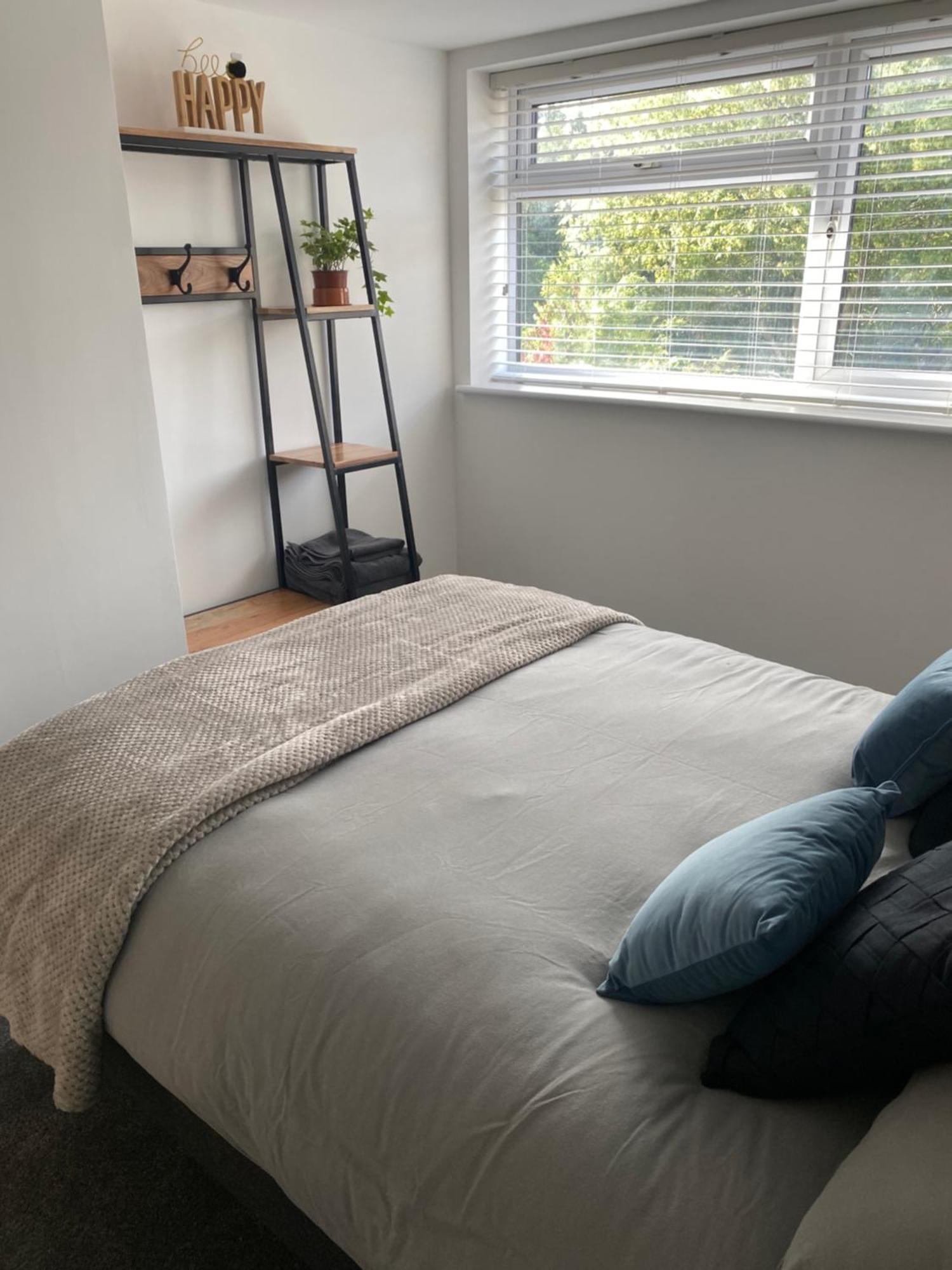 Modern 1 Bed Apartment With Car Parking Bitton Extérieur photo
