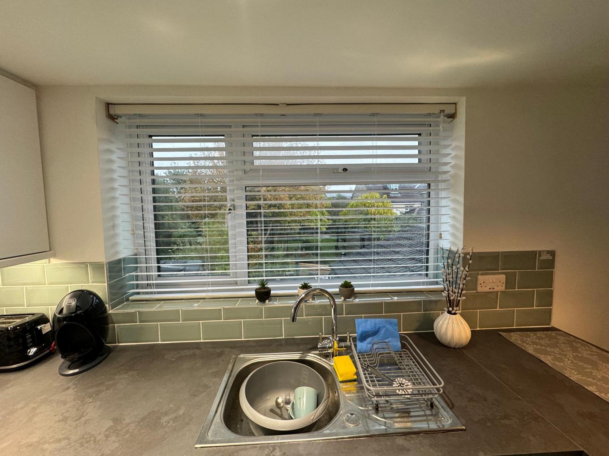 Modern 1 Bed Apartment With Car Parking Bitton Extérieur photo